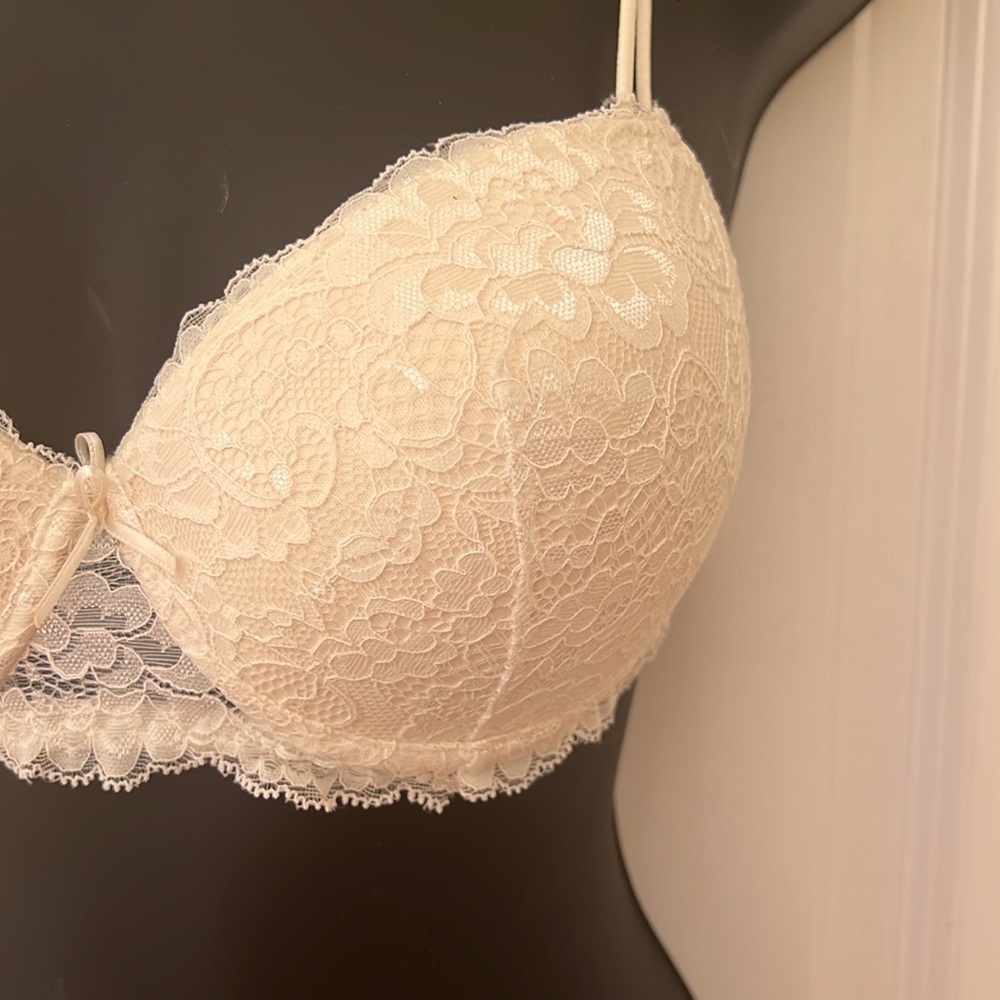 Bras - Picture 2 of 9
